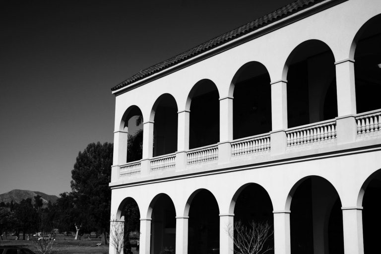 Helles Badezimmer mit Holzoberflächen, moderner Dusche und Waschbeckenbereich. Reinigungsfirma Wangen Allgäu