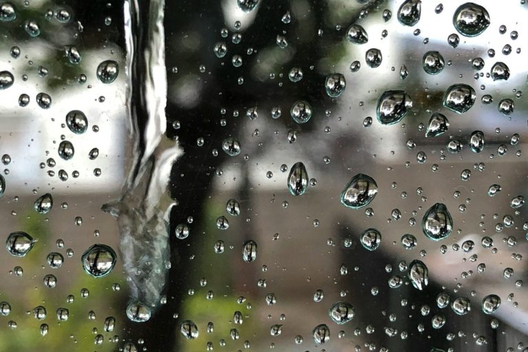 Wassertropfen auf einer Scheibe mit unscharfem Hintergrund. Gebäudedienstleistung Wangen im Allgäu!