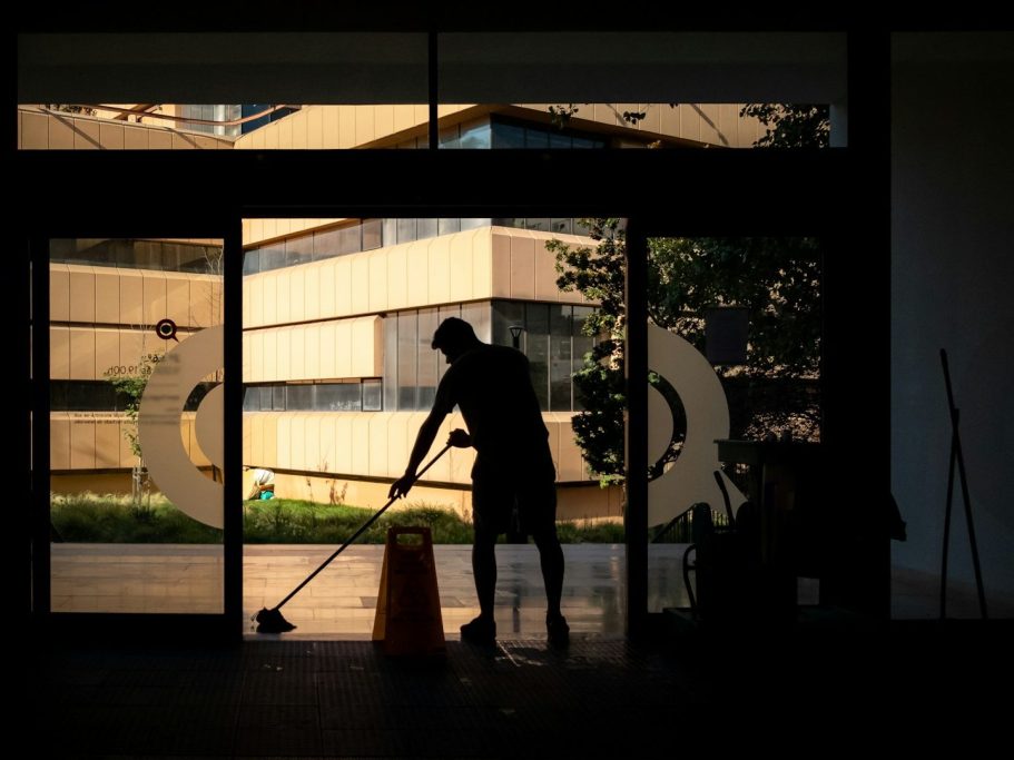 Reinigungsmitarbeiter wischt den Boden vor großen Fenstern eines modernen Gebäudes.
Gebäudedienstleistungen Wangen Allgäu